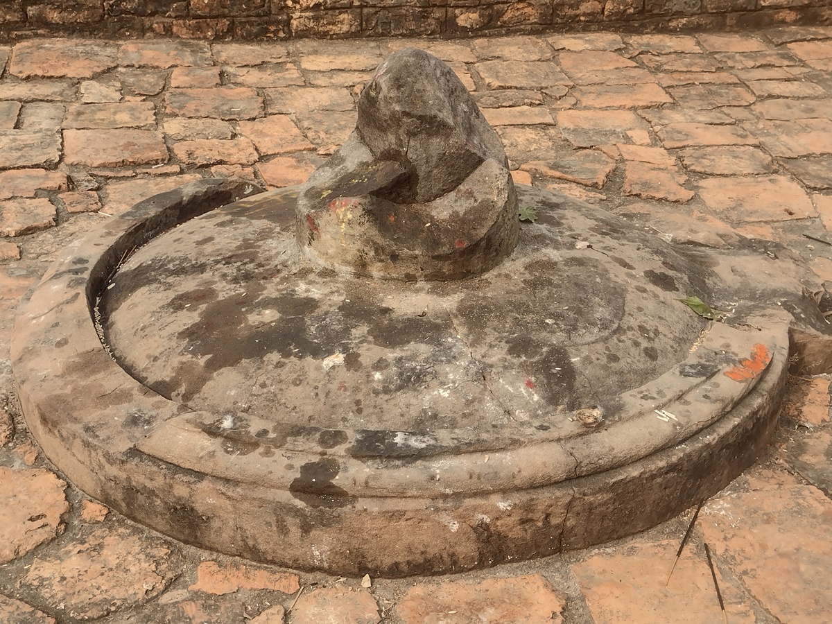 Marker stone where Buddha met father at Kudan