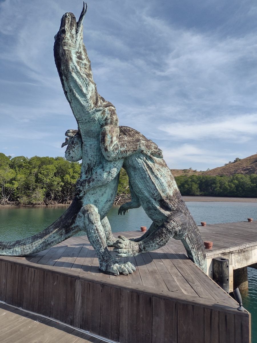 A statue of two dragons fighting