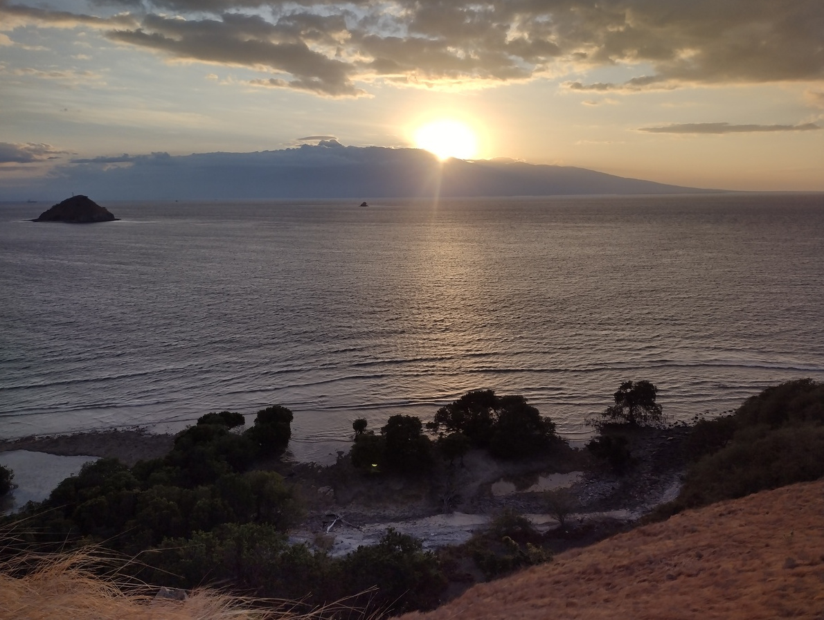 Te sun sets over Kenawa Island